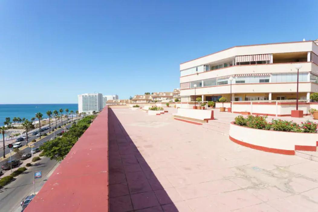 בנאלמדנה Chic Beachfront Flat With Amazing Sea Views And Private Indoor Parking מראה חיצוני תמונה