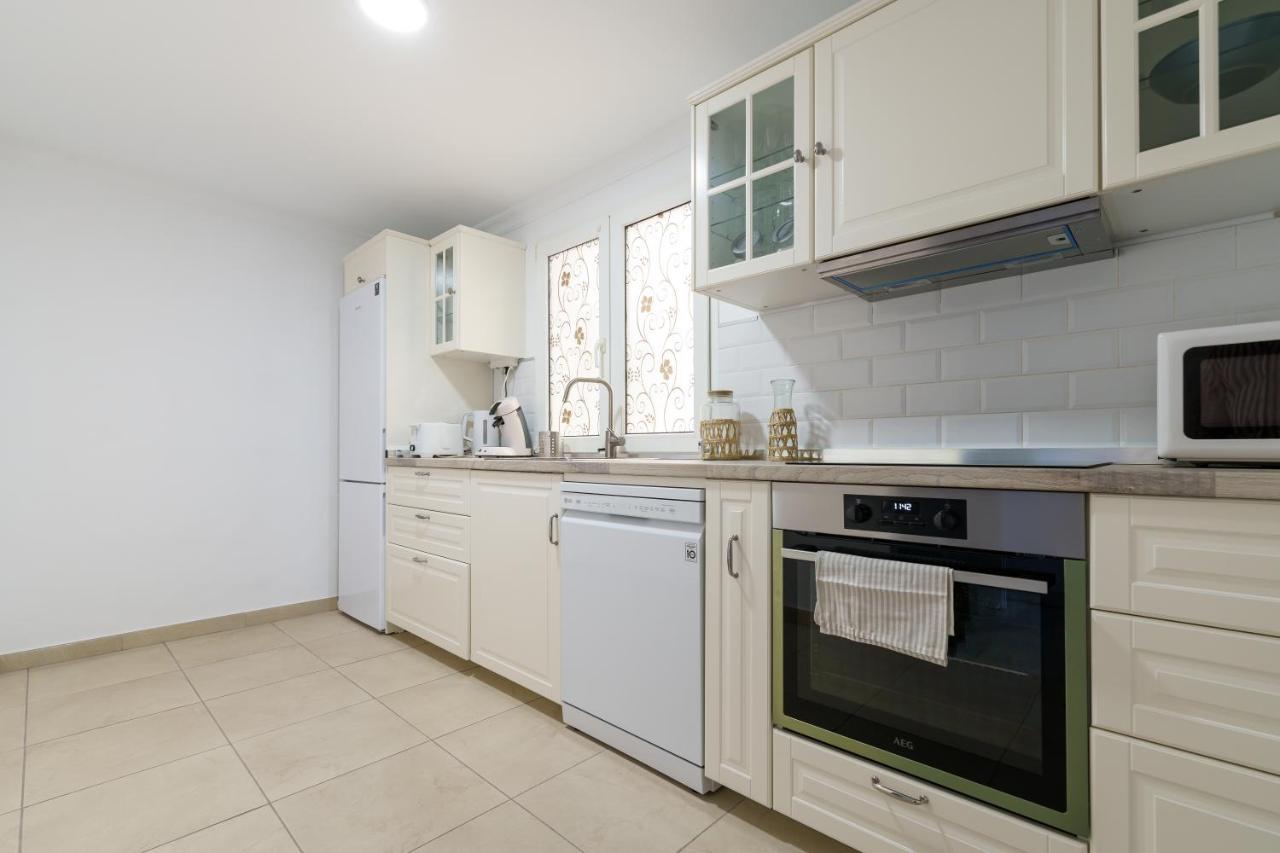 בנאלמדנה Chic Beachfront Flat With Amazing Sea Views And Private Indoor Parking מראה חיצוני תמונה