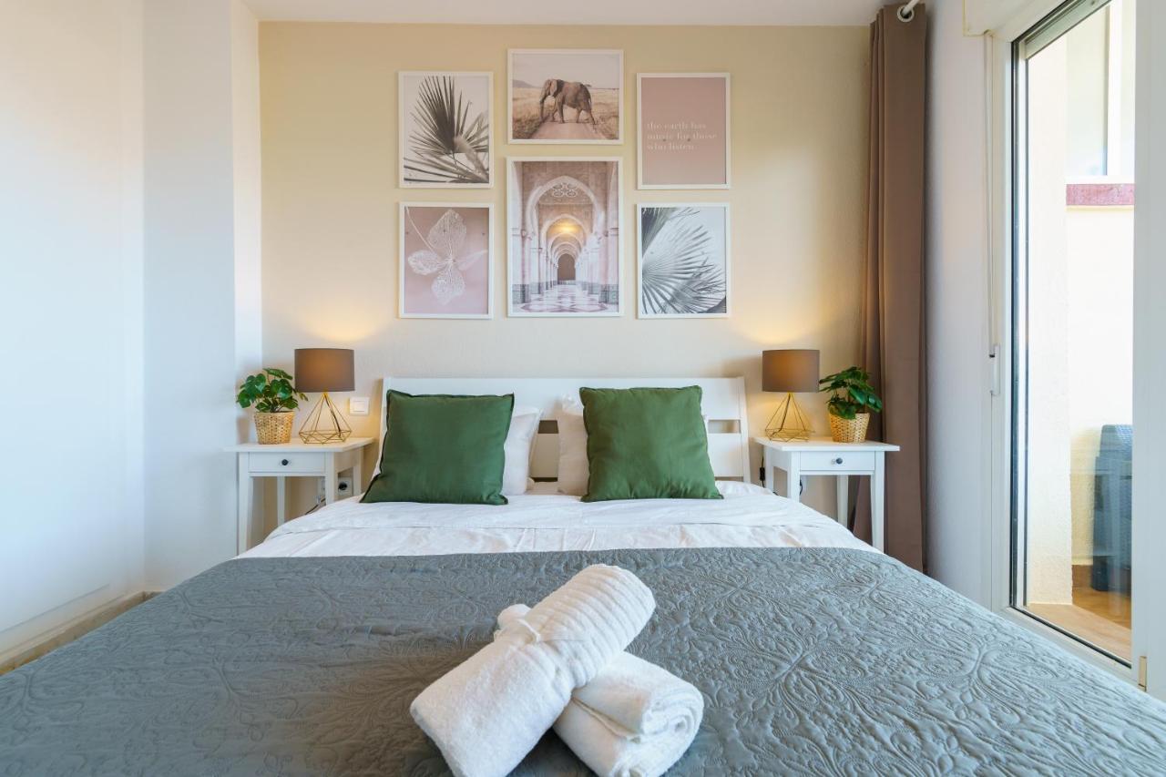 בנאלמדנה Chic Beachfront Flat With Amazing Sea Views And Private Indoor Parking מראה חיצוני תמונה