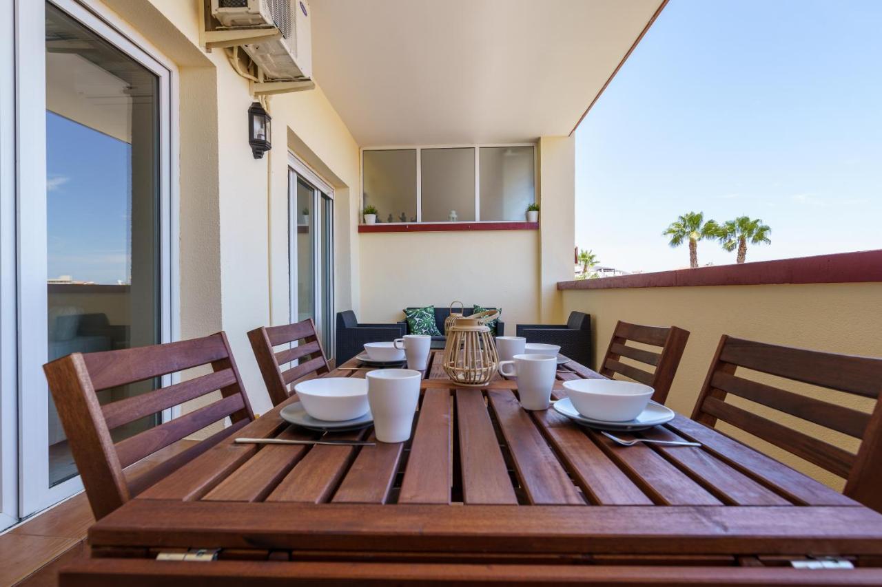 בנאלמדנה Chic Beachfront Flat With Amazing Sea Views And Private Indoor Parking מראה חיצוני תמונה